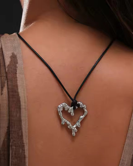 SCULPTED HEART CHARM NECKLACE