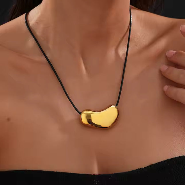 GOLDEN AURA PEBBLE NECKLACE