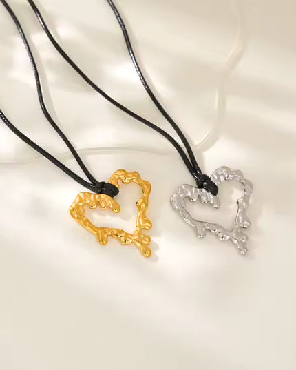 SCULPTED HEART CHARM NECKLACE